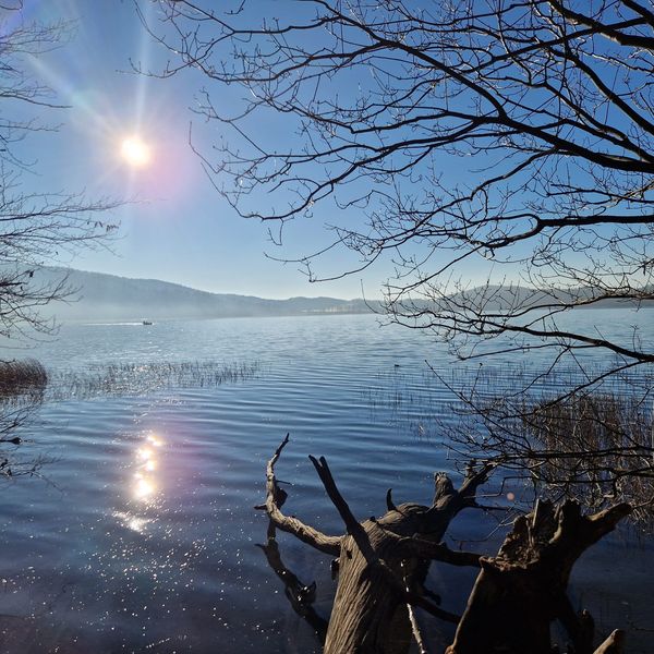 Ruhiger See im Gegenlicht – Progressive Muskelrelaxation